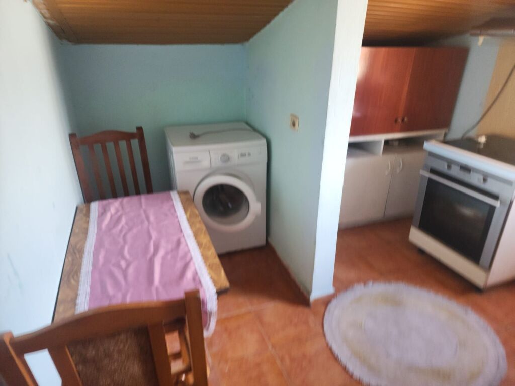 Qera | Shtëpi private 2 + 1 | Rruga Njazi Meka | 300 €/muaj