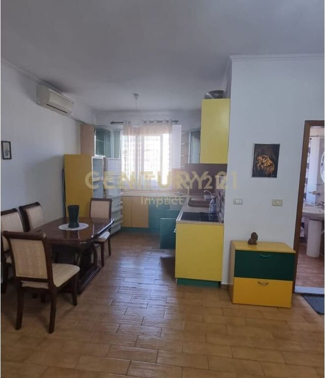 Apartament 2+1 me qira tek Komuna e Parisit!