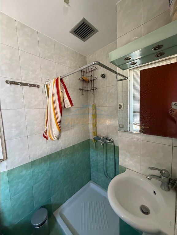 Shitet, Duplex 4+1+2, Selite , Tiranë.