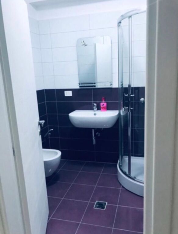 🏢Vicino alla Scuola Superiore “Partizani” si affitta appartamento 2+1+2 arredato. 80.000 Leke (Lordo)