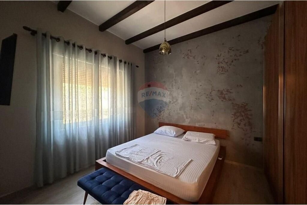Jepet me qira vilë, Bërzhitë