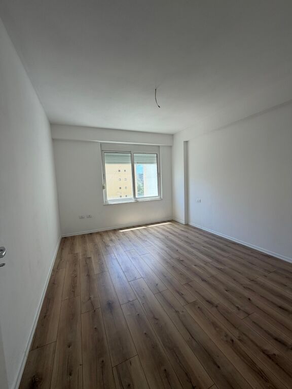 Shitet Apartament 1+1