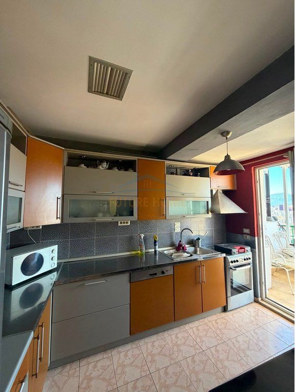 Shitet, Duplex 4+1+2, Selite , Tiranë.