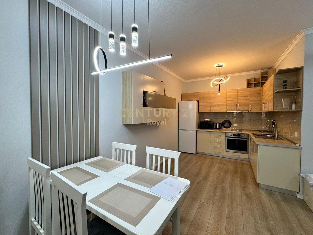 Appartamento 2+1 in affitto vicino al Liceo Petro Nini Luarasi, Tirana - 81m²