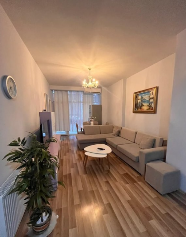 Shitet Apartament 2+1 tek Komuna e Parisit