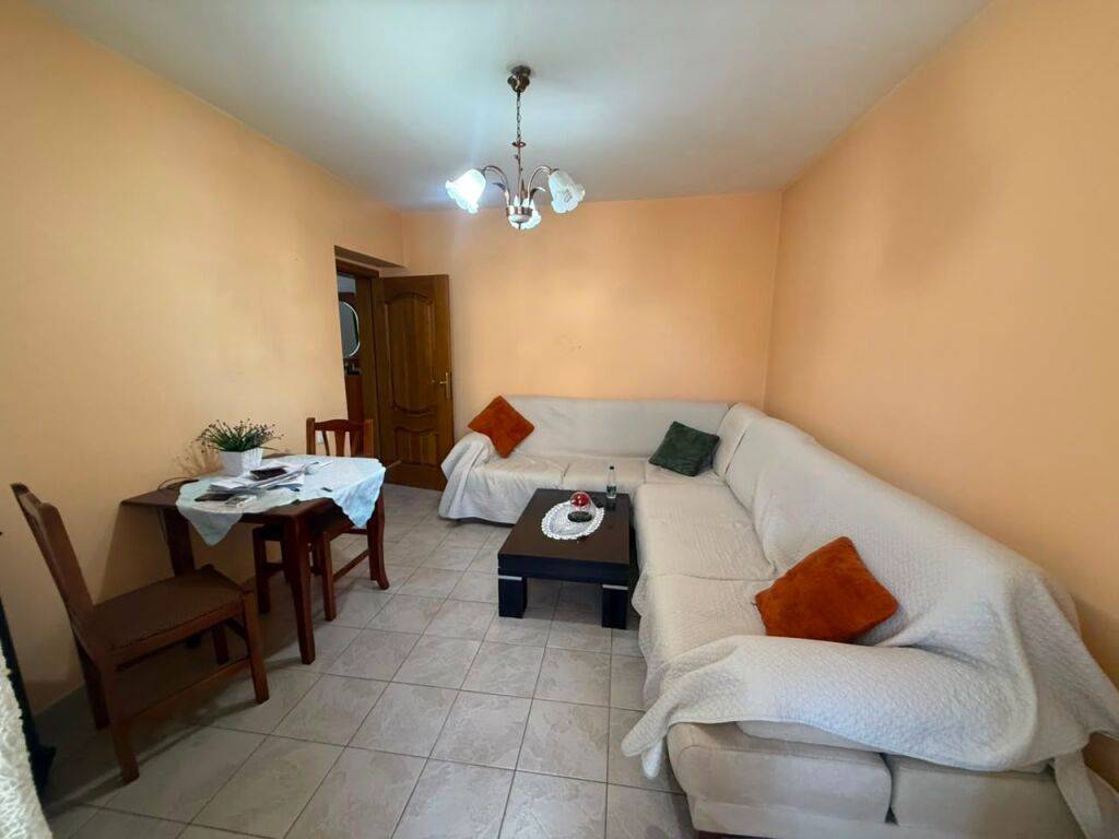 Vendiamo un appartamento 2+1 in via Ali Visha!