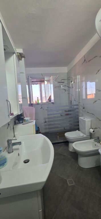 Apartament 1+1 per shitje ne Kombinat