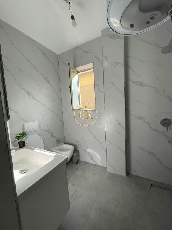 🏡 APARTAMENT ME QERA 2+1+2 ME BALLKON – TEK GJYKATA, DURRËS QENDER