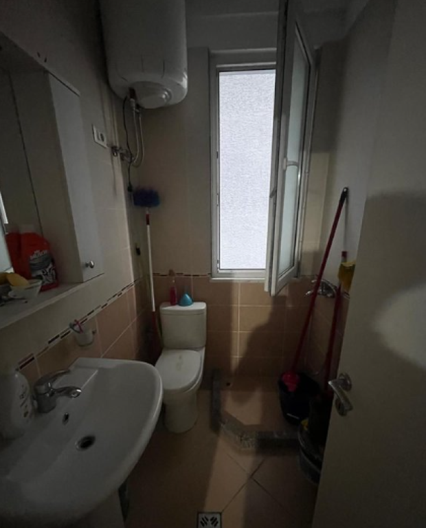 Shitet Apartament 2+1 tek Komuna e Parisit