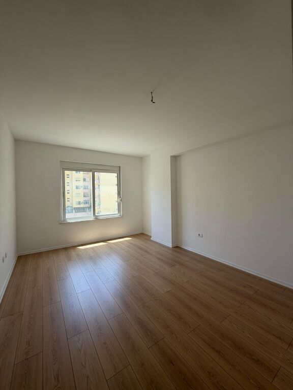 Shitet Apartament 2+1