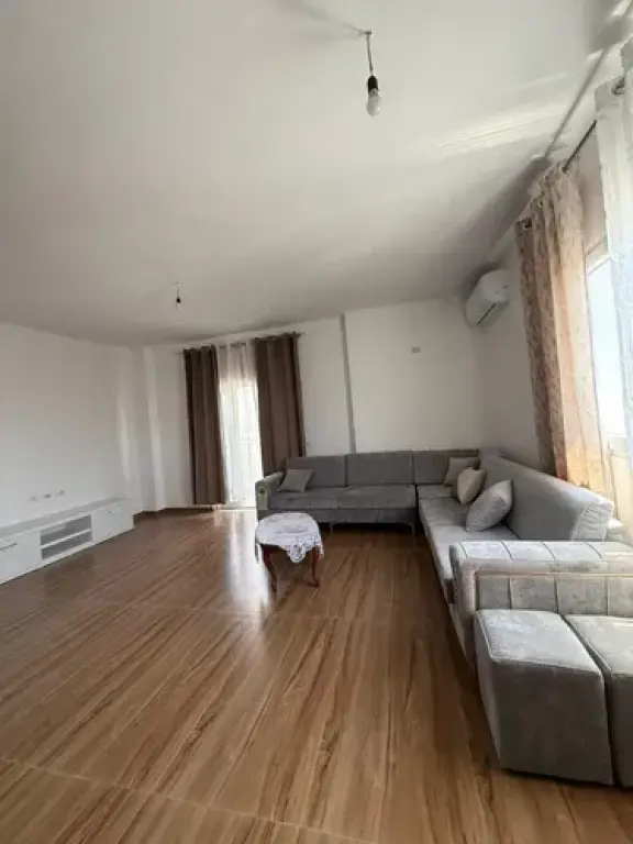 Jepet me Qira Apartament në Katin e Parë të një Ndërtese Private
