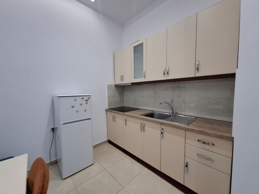 Me Qera : 1+1📍Rr. Elbasanit (Vilat Gjermane) - 37,000 Leke/Muaj - Sp.60m² - - 5 min larg Ekonomikut 🚀