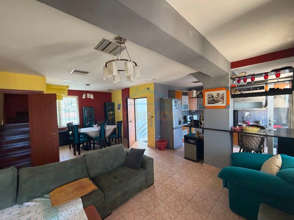 Shitet, Duplex 4+1+2, Selite , Tiranë.