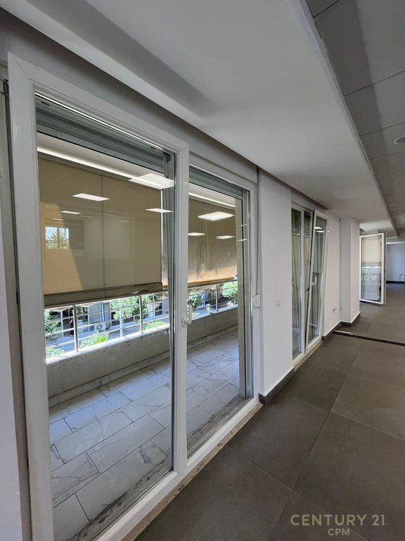 Ufficio Moderno + 2 posti auto in Affitto – Kika 2, Komuna e Parisit, Tirana 6.300 € /Mese