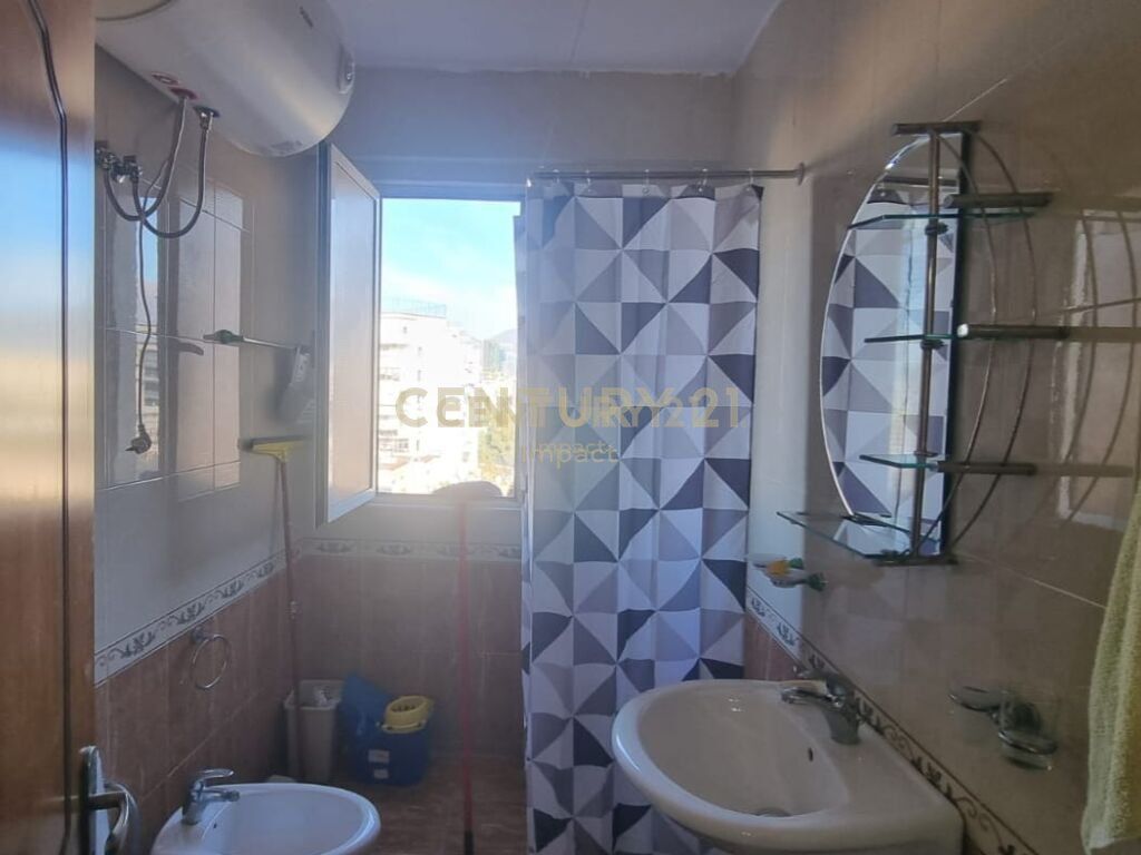 Apartament 2+1 me qira tek Komuna e Parisit!