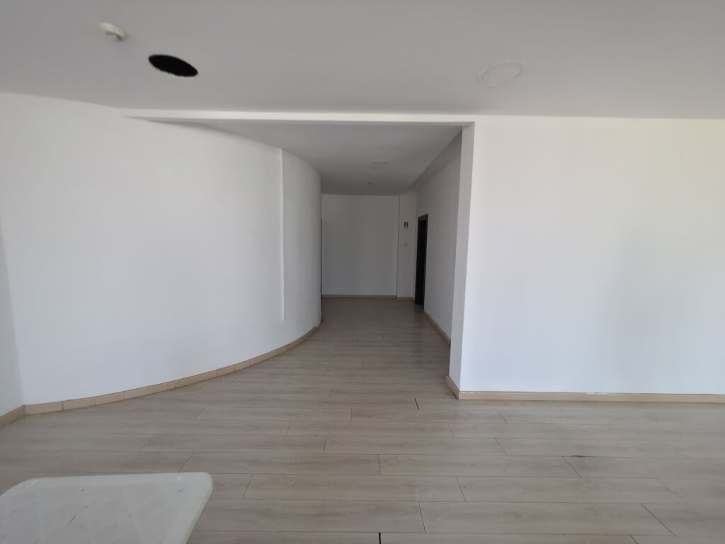 ZYRË ME QIRA 300 m² NË BLLOK – KATI 3 | OPEN SPACE | ÇMIM 4,500 €