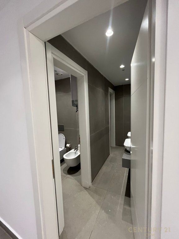 Ufficio Moderno + 2 posti auto in Affitto – Kika 2, Komuna e Parisit, Tirana 6.300 € /Mese