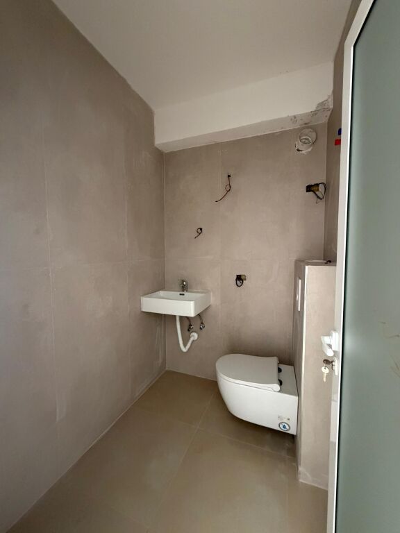 Shitet Apartament 2+1