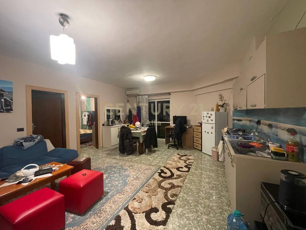 Appartamento 2+1 con Veranda in vendita a Komuna e Parisit