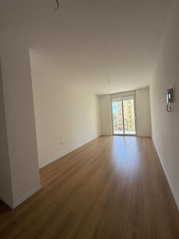 Shitet Apartament 2+1