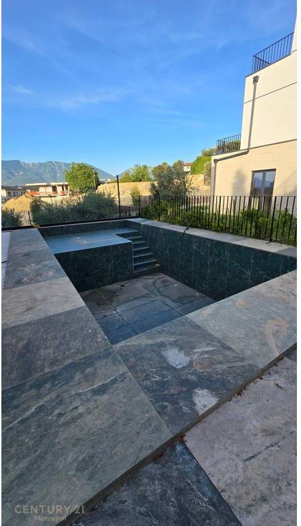 Villa con piscina in affitto in una residenza privata, vicino al Lago Secco! 5.000 € /Mese