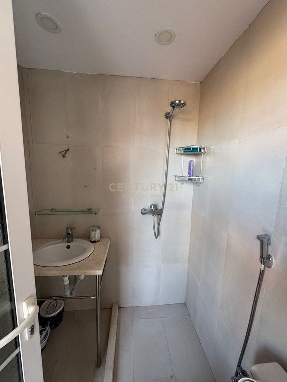 Rruga e Barrikadave, apartament 2+1+2 me qira 700 € /Muaj
