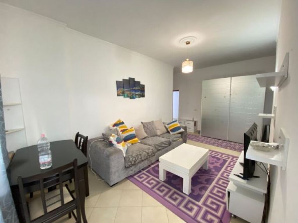 Jepet me Qera Apartament 1+1 Astir