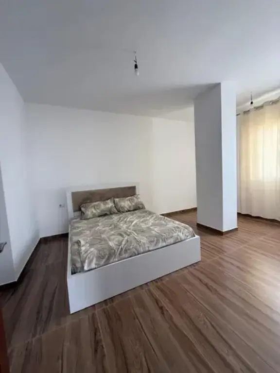 Jepet me Qira Apartament në Katin e Parë të një Ndërtese Private