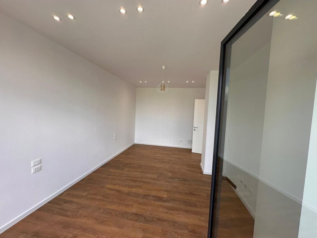 🏢 Jepet me Qira Apartament 2+1 + Post Parkimi 📍 Rruga e Kosovarëve, Rezidenca Lake View
