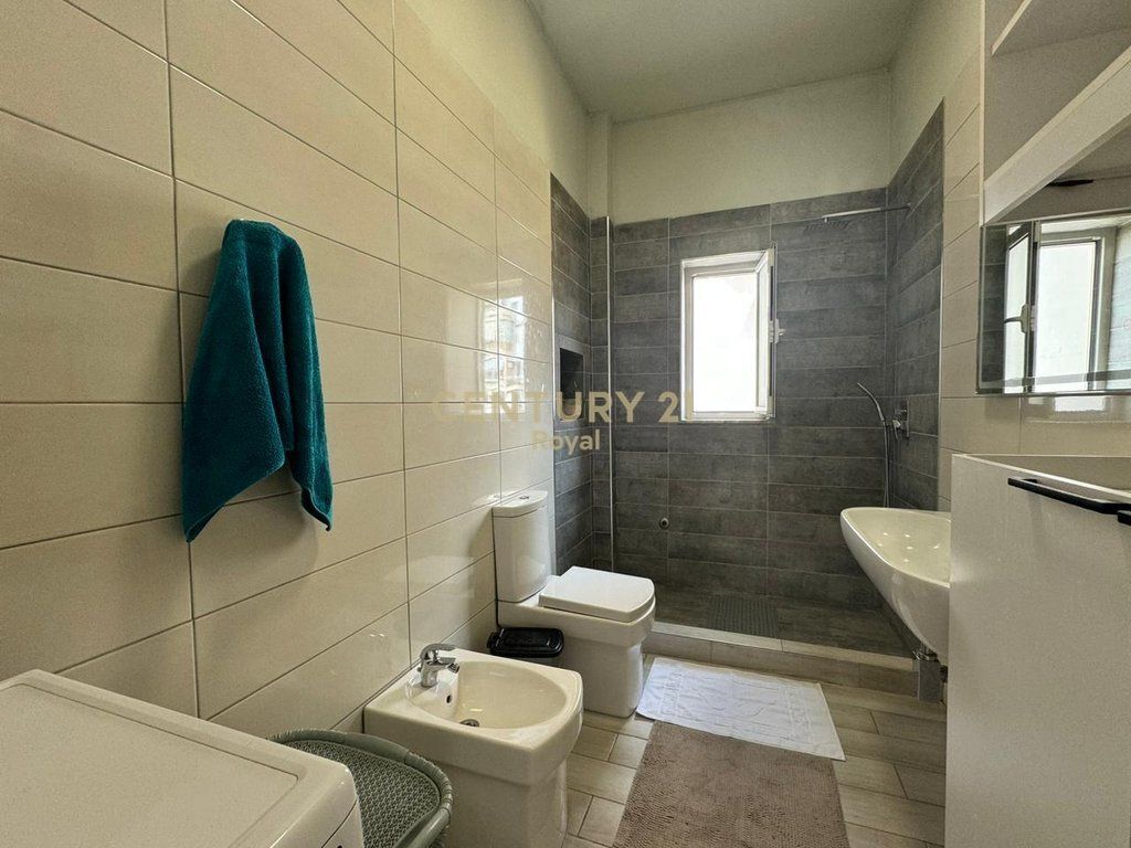 Apartament 2+1 me qira në Rrugën e Barrikadave, Tiranë - 800€ | 75 m²