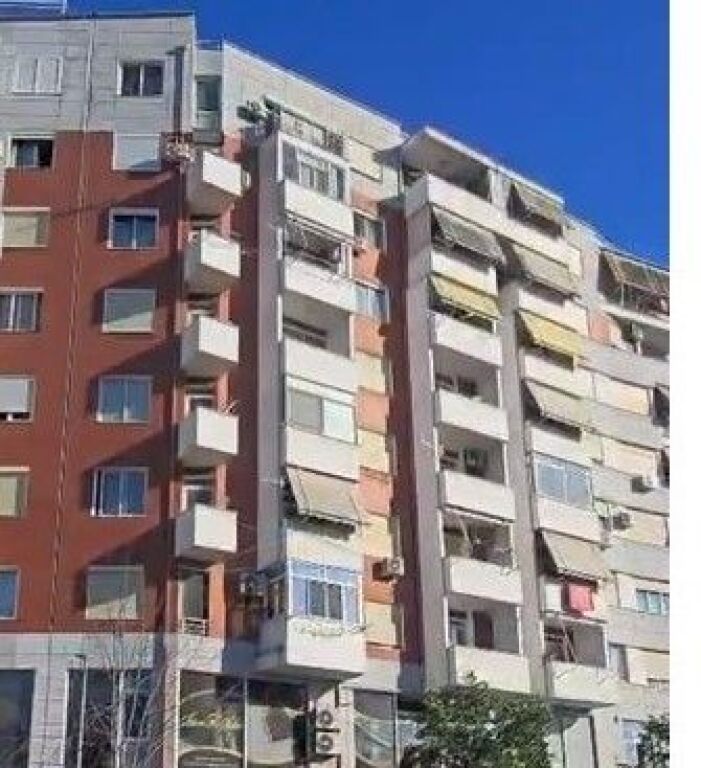 Shitet,Apartament 1+1,Ish Tregu Elektrik, Tiranë