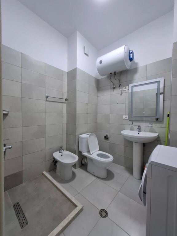 Me Qera : 1+1📍Rr. Elbasanit (Vilat Gjermane) - 37,000 Leke/Muaj - Sp.60m² - - 5 min larg Ekonomikut 🚀