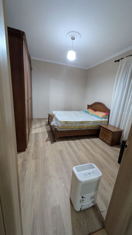 Jepet me qera apartament 1+1 në Rrugën Ali Visha (300m mbi Shkollen e Baletit)