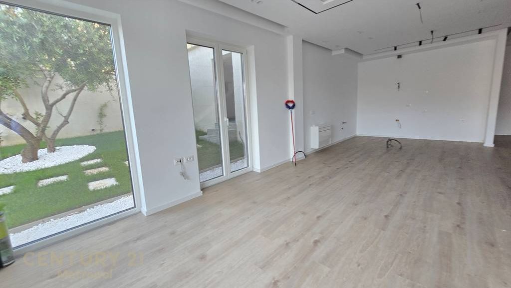 Villa con piscina in affitto in una residenza privata, vicino al Lago Secco! Metropol142923