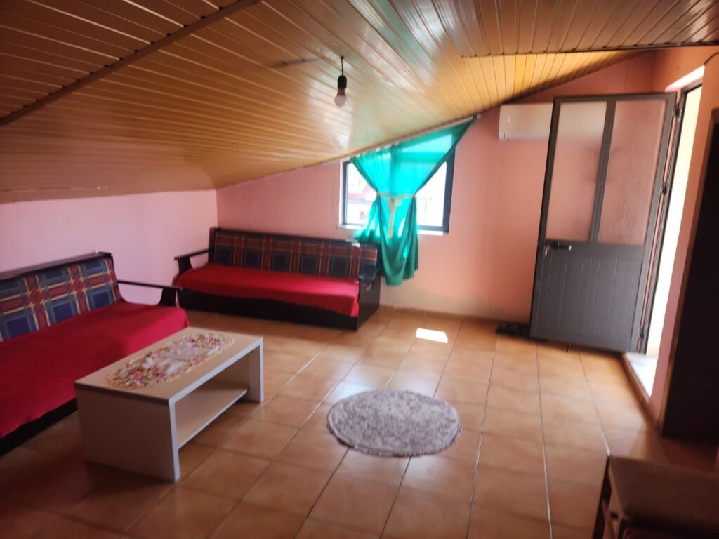 Qera | Shtëpi private 2 + 1 | Rruga Njazi Meka | 300 €/muaj