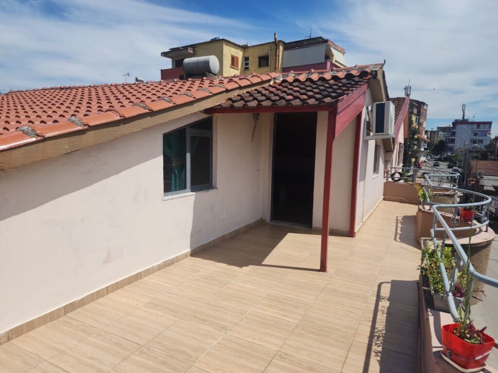 Qera | Shtëpi private 2 + 1 | Rruga Njazi Meka | 300 €/muaj