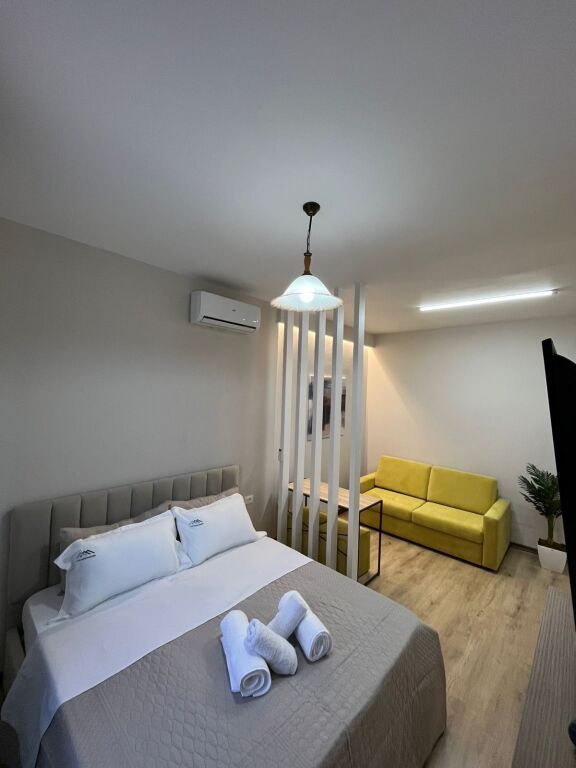 🏡 Shitet Garsoniere Moderne pranë Bllokut