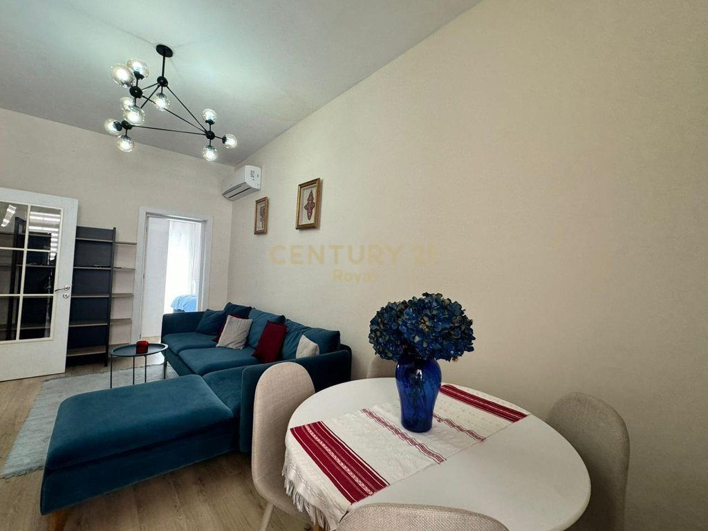 Apartament 2+1 me qira në Rrugën e Barrikadave, Tiranë - 800€ | 75 m²
