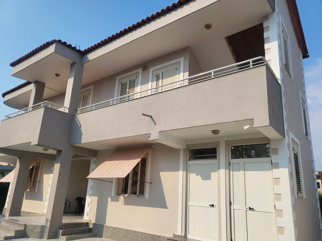 Vilë 2-Katëshe për Shitje në Plazh – Pranë Kompleksit Kasa