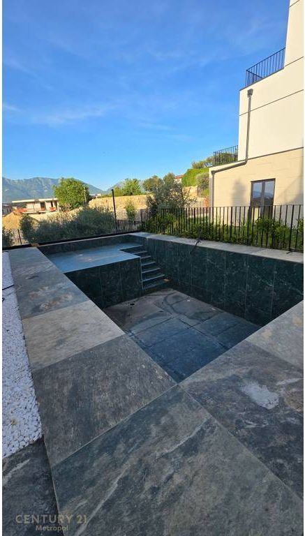 Villa con piscina in affitto in una residenza privata, vicino al Lago Secco! 5.000 € /Mese