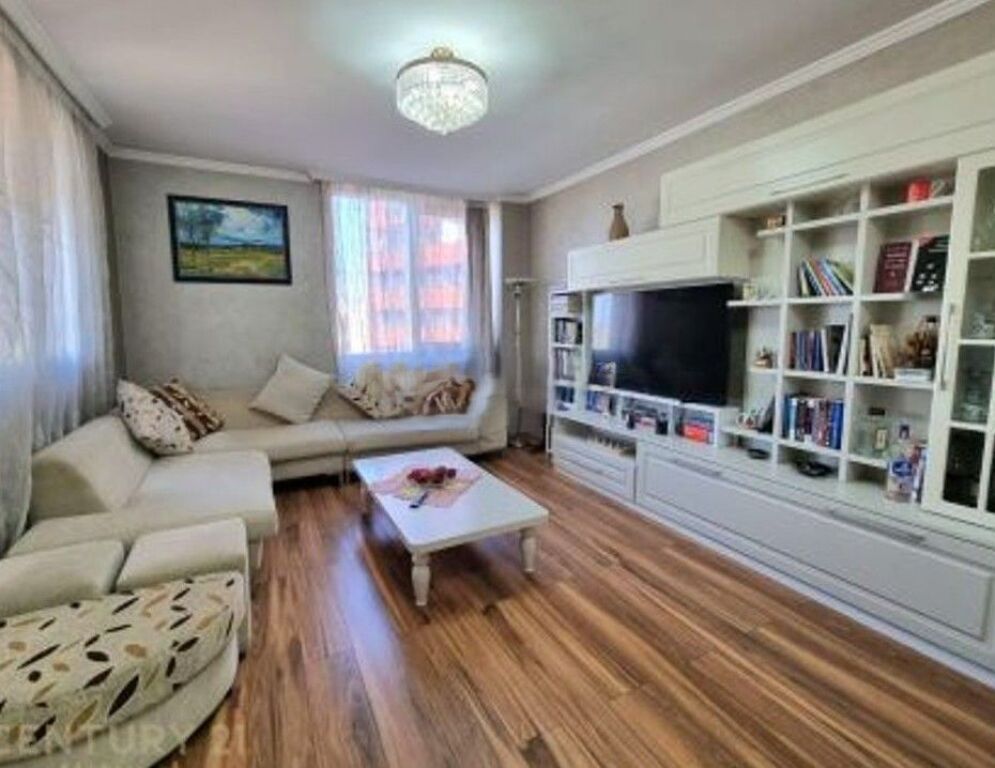 APARTAMENT ME QIRA 2+1+2 NE QENDER (Perball Toptanit)