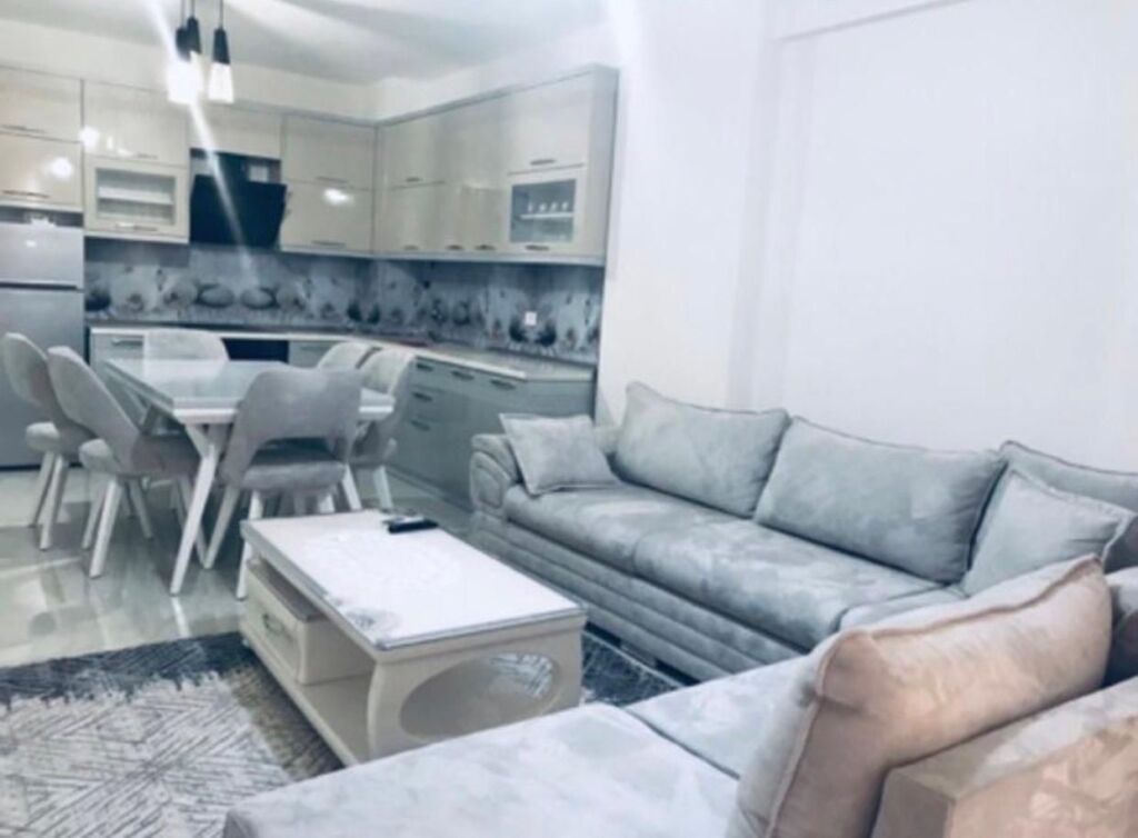🏢Vicino alla Scuola Superiore “Partizani” si affitta appartamento 2+1+2 arredato. 80.000 Leke (Lordo)