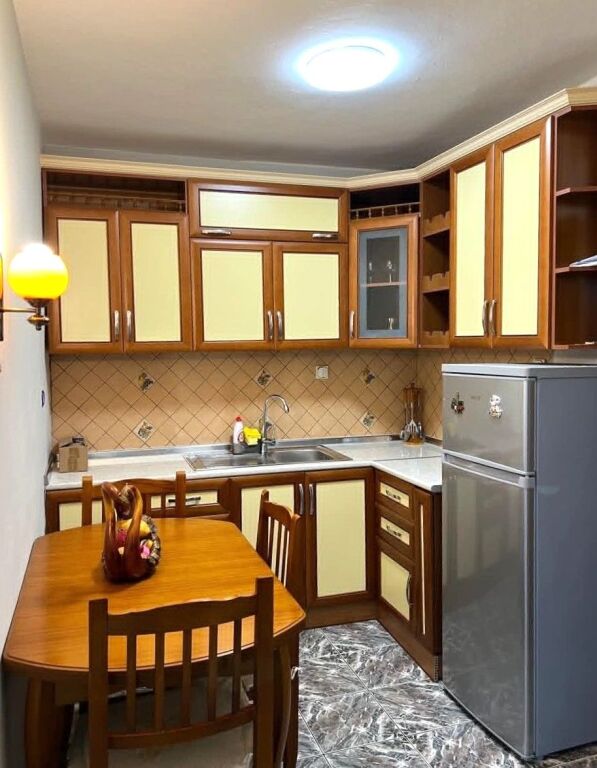 Appartamento 2+1 in affitto, 50000 leke al mese, via Kongresi i Manastirit (ospedale Madre Teresa)