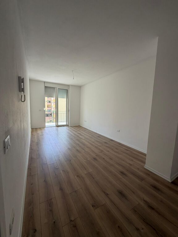 Shitet Apartament 1+1