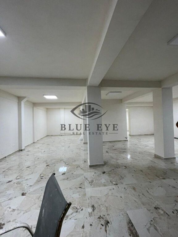 Dyqan 1+1 Me Qira në Kryqi i Kuq, Durres