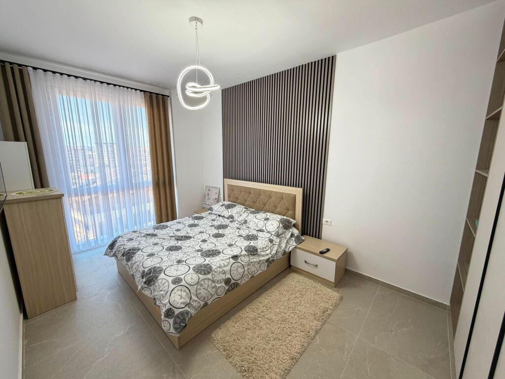 Jepet me qera apartament 1+1  📍 Adresa: Stacioni i Trenit, Rruga Jordan Misja, Tiranë 🏢 Kati: 5 🛋️ I mobiluar dhe i pabanuar më parë 💰 Çmimi: 60,000 lekë/muaj