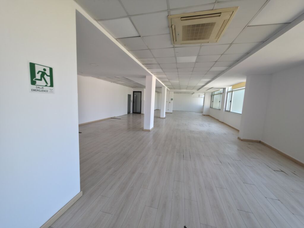 ZYRË ME QIRA 300 m² NË BLLOK – KATI 3 | OPEN SPACE | ÇMIM 4,500 €