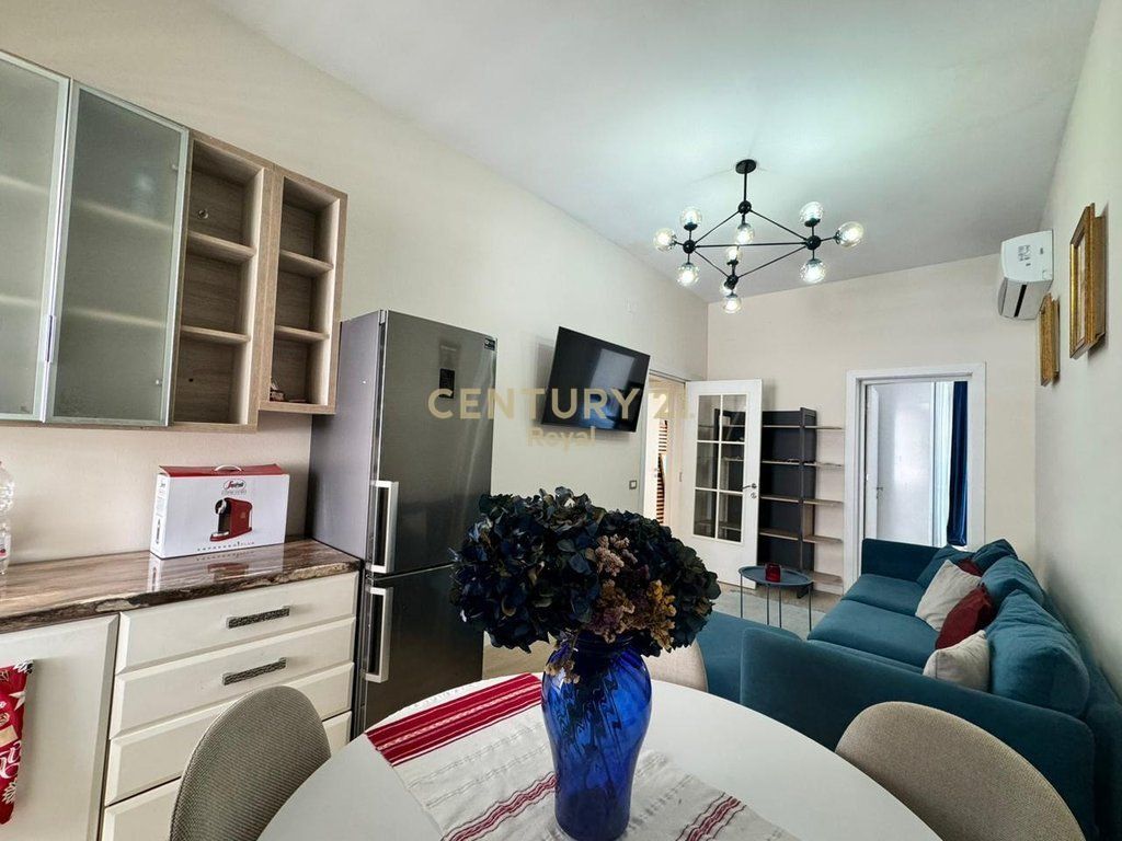 Apartament 2+1 me qira në Rrugën e Barrikadave, Tiranë - 800€ | 75 m²