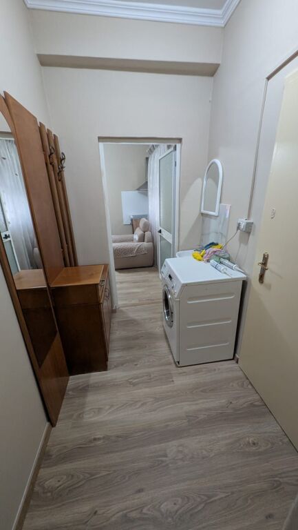 Jepet me qera apartament 1+1 në Rrugën Ali Visha (300m mbi Shkollen e Baletit)