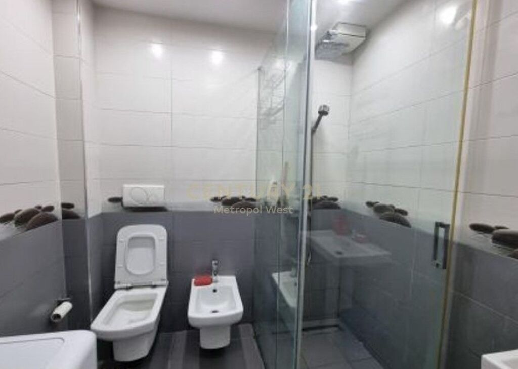 APARTAMENT ME QIRA 2+1+2 NE QENDER (Perball Toptanit)